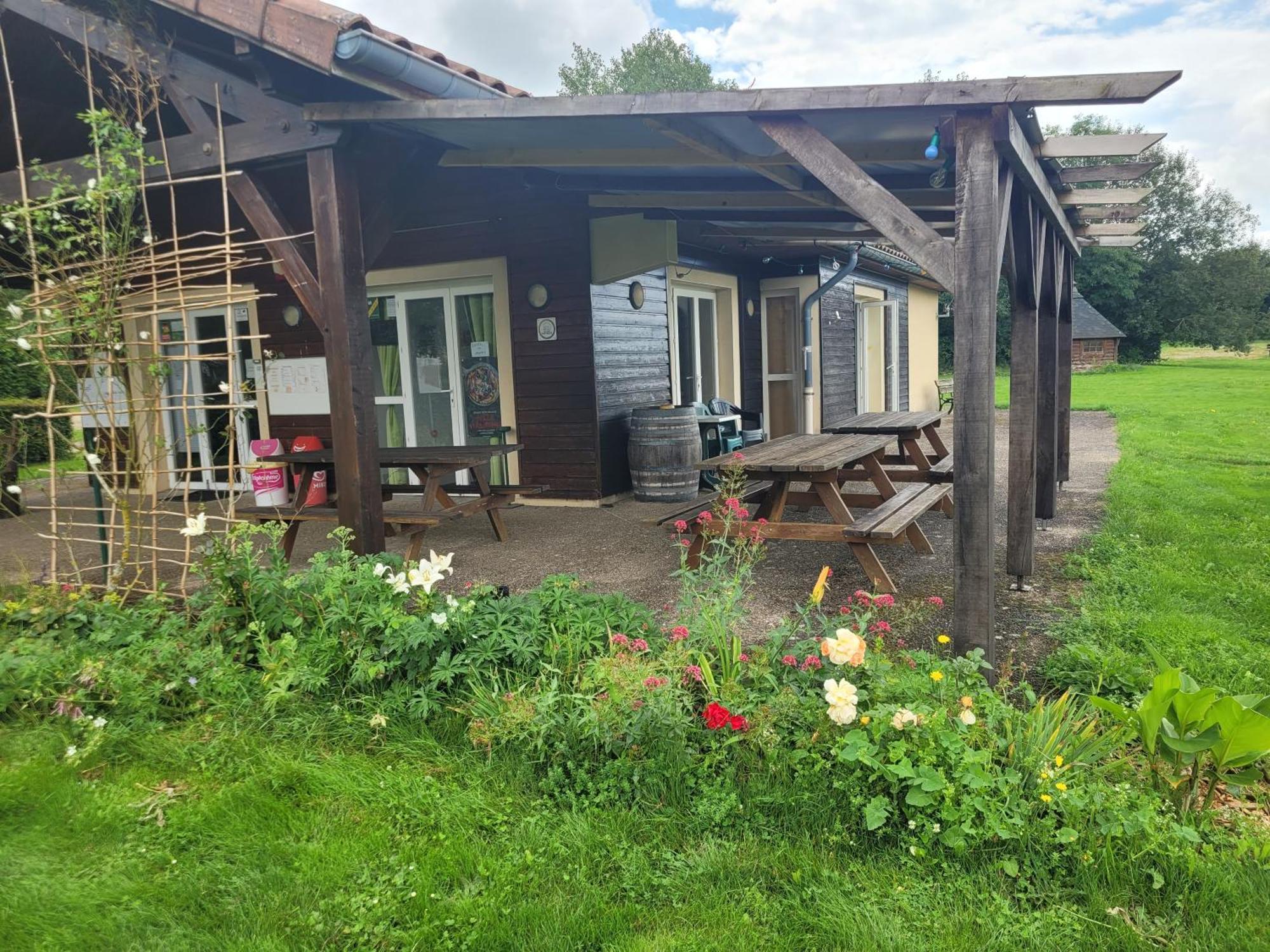 Camping Les Hirondelles Bourg-Sainte-Marie Exteriör bild